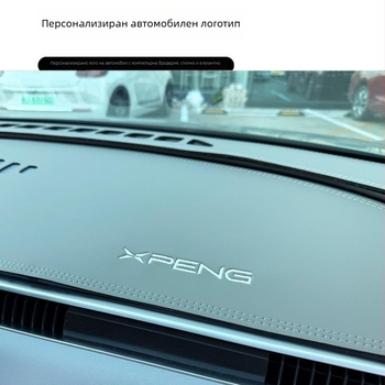 Мат за приборния панел на Xiaopeng MONA M03, замшова кожа, защита от слънцето и топлинна изолация, геометричен модел, с печатано лого