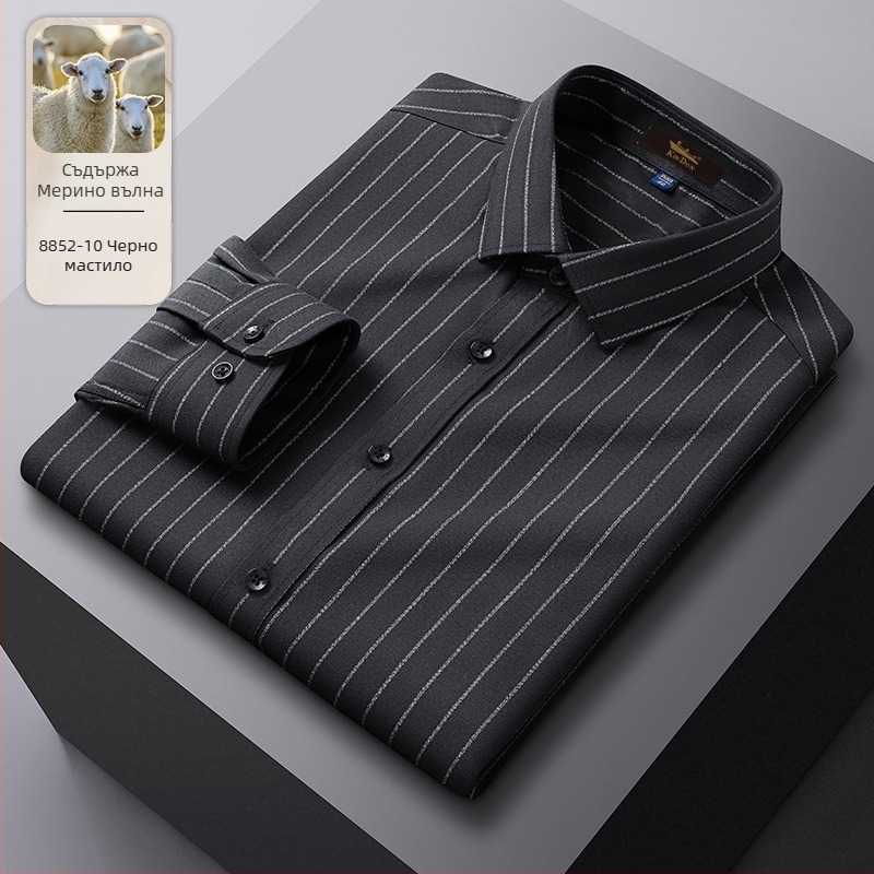 Риза от вълнена материя, с райета, с остра самея, дълги ръкави, свободен силует.