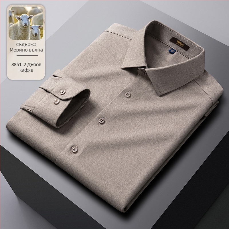 Риза от вълнена материя, с райета, с остра самея, дълги ръкави, свободен силует.