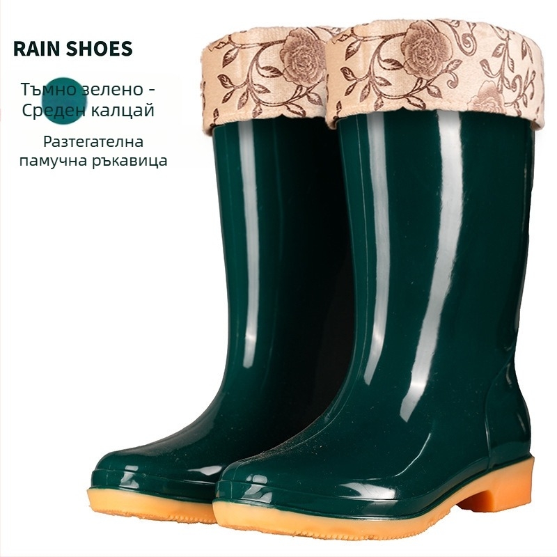 Дамски гумени ботуши за дъжд с PVC горна част, средна височина крачола, водоустойчиви, противохлъзгащи подметки и памучна подплата.