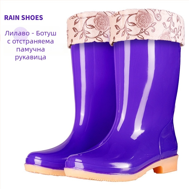 Дамски гумени ботуши за дъжд с PVC горна част, средна височина крачола, водоустойчиви, противохлъзгащи подметки и памучна подплата.