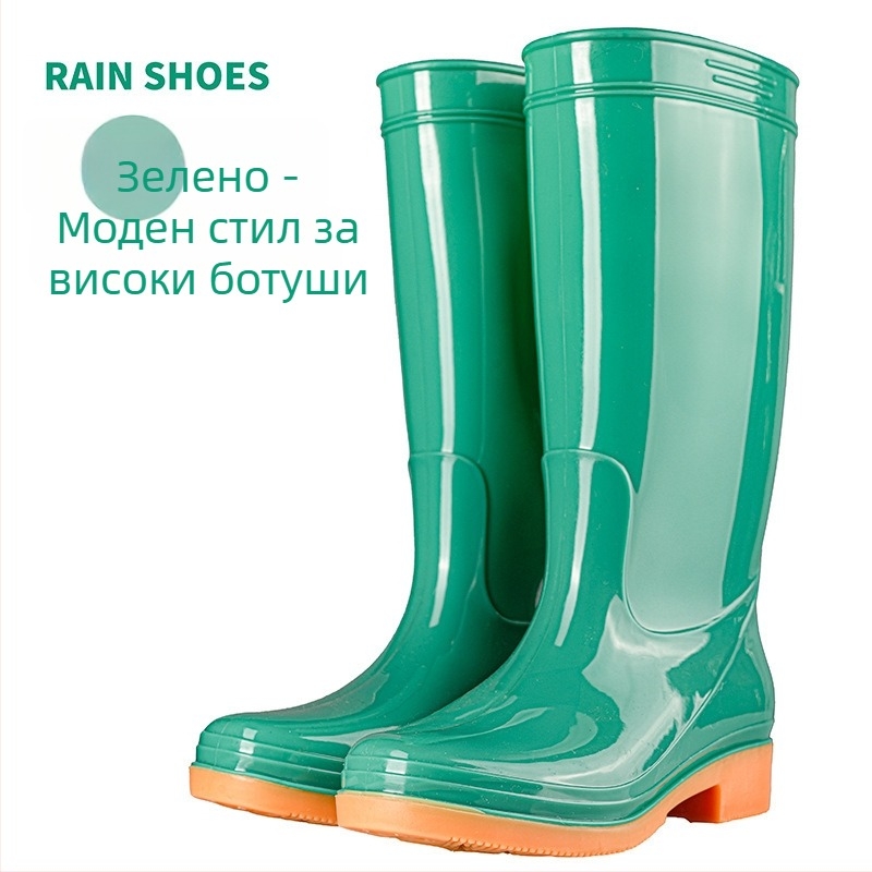 Дамски гумени ботуши за дъжд с PVC горна част, средна височина крачола, водоустойчиви, противохлъзгащи подметки и памучна подплата.
