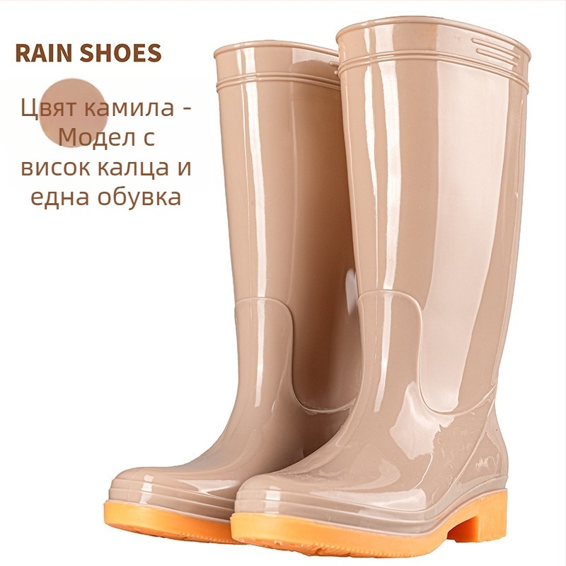 Дамски гумени ботуши за дъжд с PVC горна част, средна височина крачола, водоустойчиви, противохлъзгащи подметки и памучна подплата.