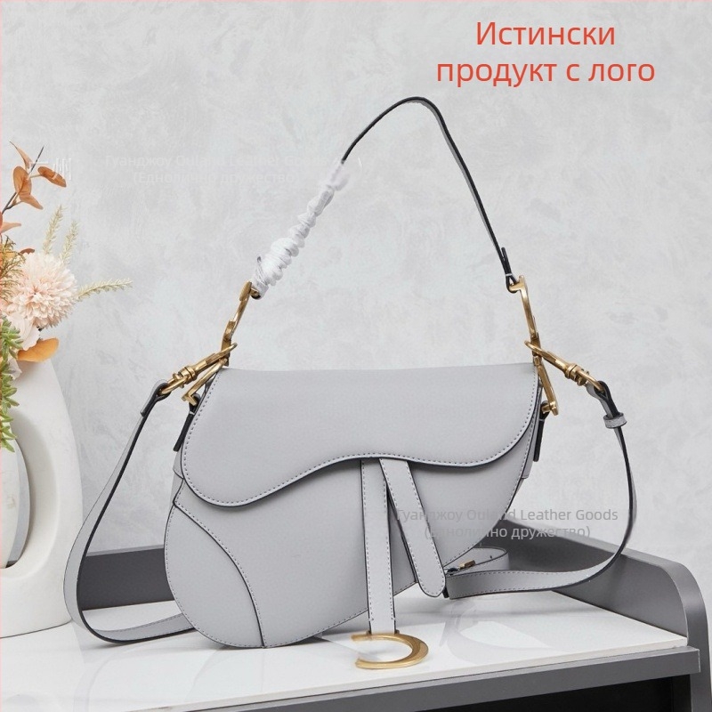 Седловидна чанта от естествена кожа, бродирана, закопчване с връзка и катарама, вътрешен джоб с ламиниран цип