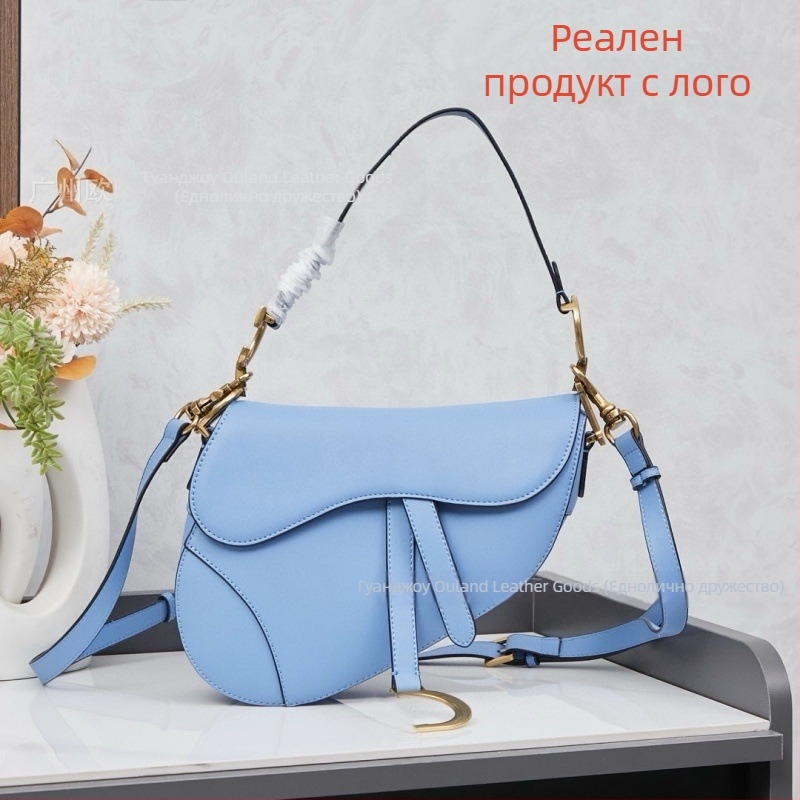 Седловидна чанта от естествена кожа, бродирана, закопчване с връзка и катарама, вътрешен джоб с ламиниран цип