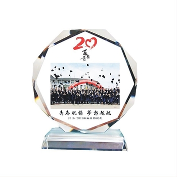 Dragon Crystal Big Winner — кристален трофей и медал за дипломиране, среща на випуск и Деня на пенсионирания учител, паметен подарък