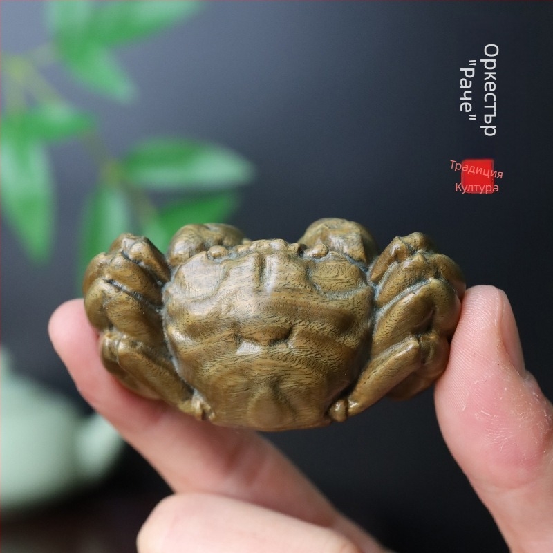 Ръчно издялана крабова фигурка от естествено дърво