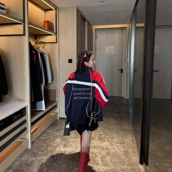 Жакет с oversized силует в бейзболен стил, панелни вложки и усилена изработка, модерен спортно-ежедневен дизайн за жени