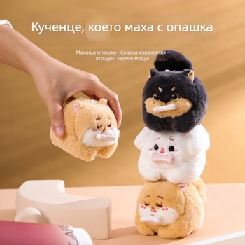Сладко плюшено кученце Шиба Ину с трептене на опашката и движение при дърпане