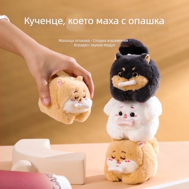Сладко плюшено кученце Шиба Ину с трептене на опашката и движение при дърпане