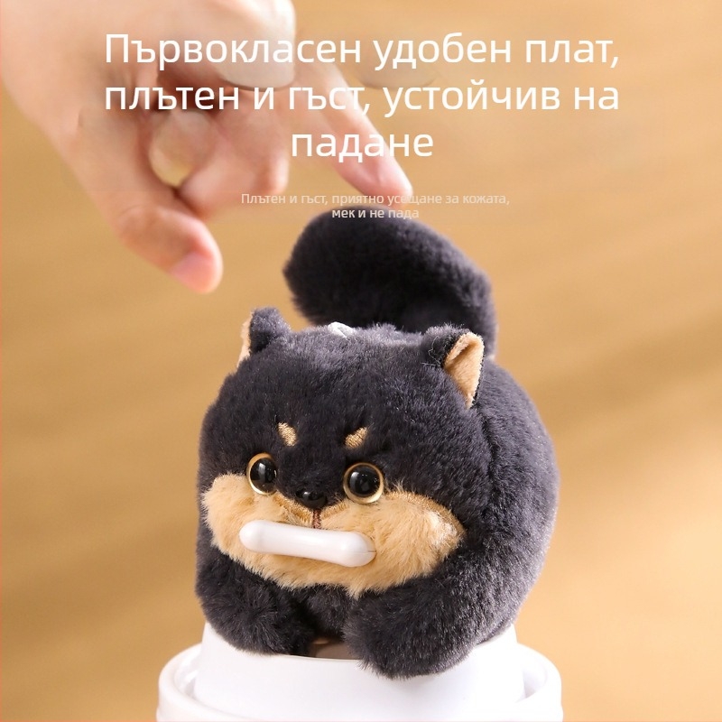 Сладко плюшено кученце Шиба Ину с трептене на опашката и движение при дърпане