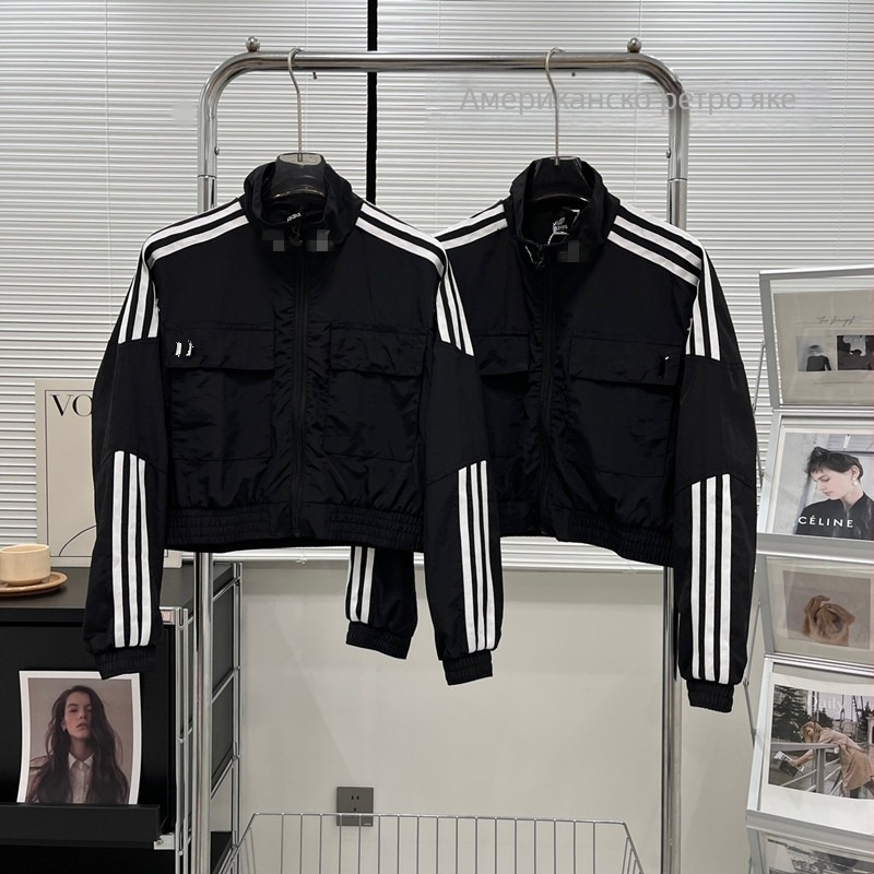 Дамско спортно яке с райета и бродерия, стойкова яка, свободен силует, къс модел за пролет и есен