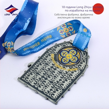 Longzhiyu 18-годишен персонализиран въртящ се метален емал медал за марафонски състезания