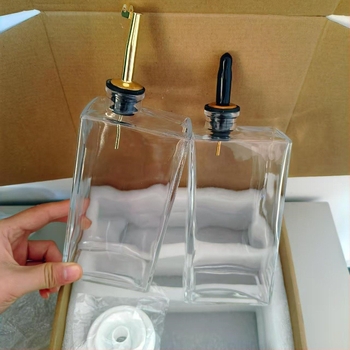 Квадратно стъклено шише за масло с дозатор, 500 ml, за масло, оцет и сосове, с автоматично отварящ се капак.