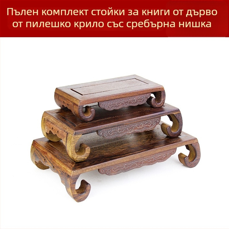 Будистка статуя върху резбована база от червено дърво, правоъгълна дървена подложка и декоративен камък