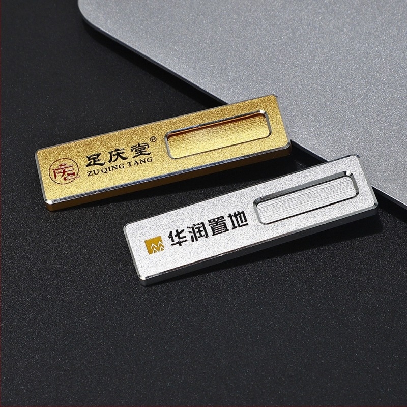 Значка за име от алуминиева сплав, метална служебна значка с щифт и магнитно сменяема карта