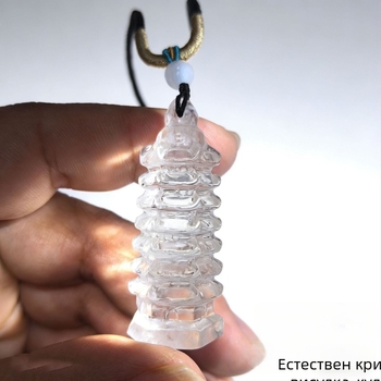 Природна бяла кристална кула, изработена от суров камък, декоративно изделие, което-symbolizira успех в изпитите и кариерното развитие