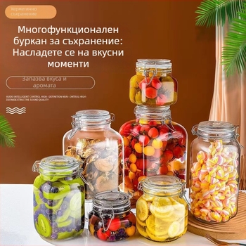 Голям стъклен буркан със щипков капак за кисели краставички и съхранение на зърна в кухнята