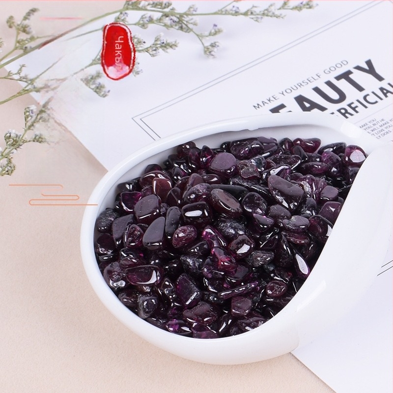 Гранатен кристален чакъл, неравни малки частици за украса на ландшафта