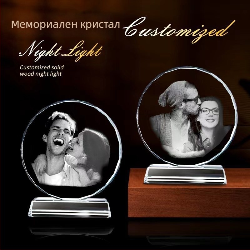 Персонализиран кристален подаръчен трофей и настолен декоративен елемент със кристален фотоалбум – творчески сувенир за майка, приятели и двойки