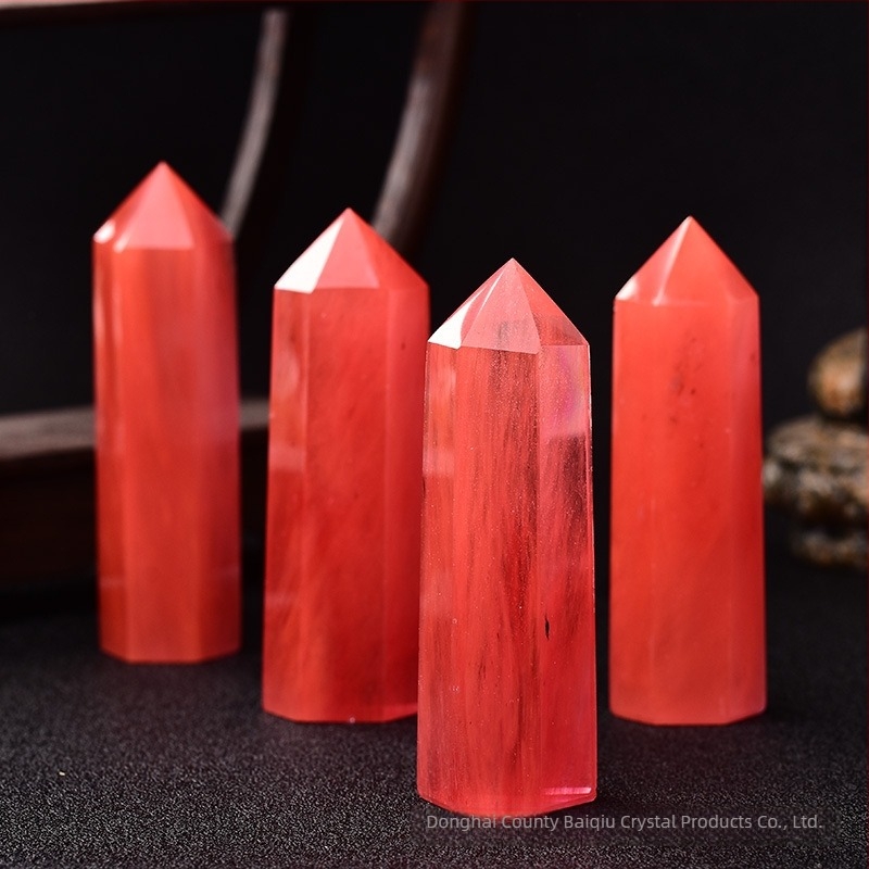 Червена шестоъгълна призма кристална колона – декоративен минерален образец, червен кристален камък