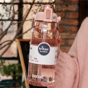 Спортна бутилка за вода с голям капацитет 2000 ml, Tritan пластмаса, летен модел, унисекс, стилен дизайн