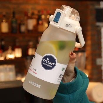 Спортна бутилка за вода с голям капацитет 2000 ml, Tritan пластмаса, летен модел, унисекс, стилен дизайн
