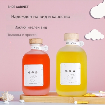 Стъклена бутилка за съхранение на напитки, прозрачен или матиран финиш, запечатана, за домашно ферментирано плодово вино и спиртни напитки, с дървен тапа.