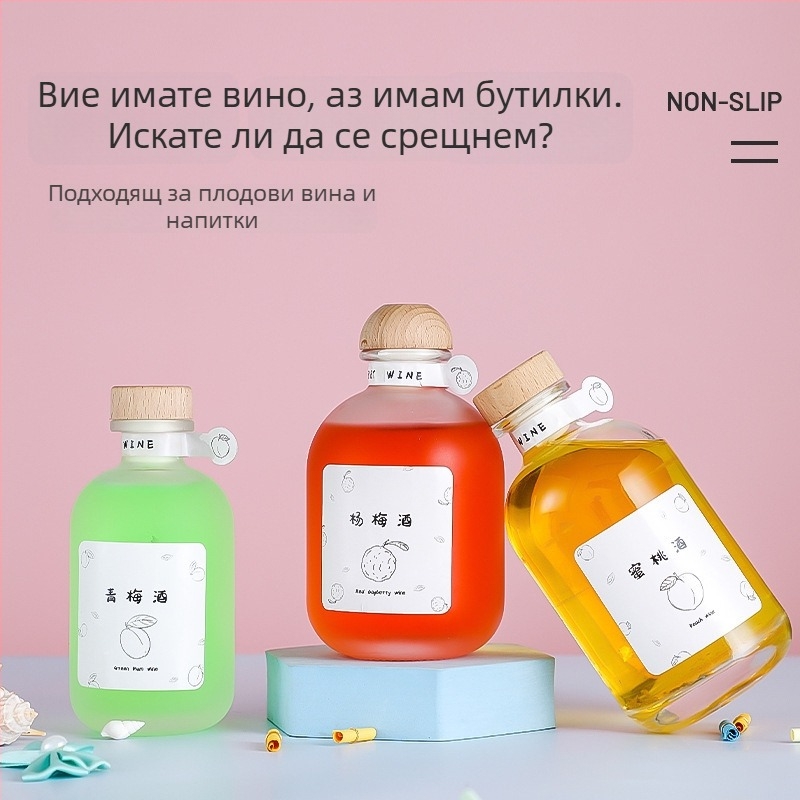 Стъклена бутилка за съхранение на напитки, прозрачен или матиран финиш, запечатана, за домашно ферментирано плодово вино и спиртни напитки, с дървен тапа.