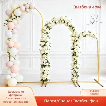 Сватбен декор: арка за церемония, сценичен фон и железен цветарник за пътеката