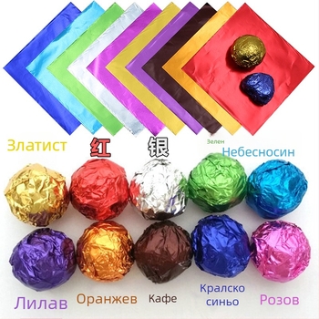 Цветно опаковани пуер чай бонбони със кафява захар и шоколад, златно фолио и алуминиево фолио, за детски занаяти