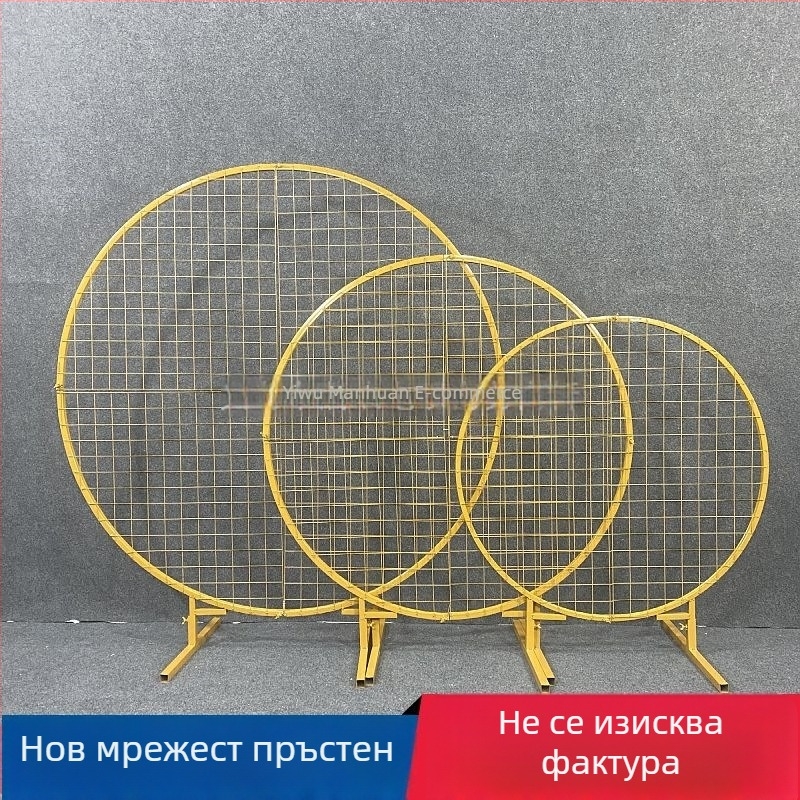 Сватбен кован железен кръгъл мрежест екран в горски стил — фон за сцена и арка с балони