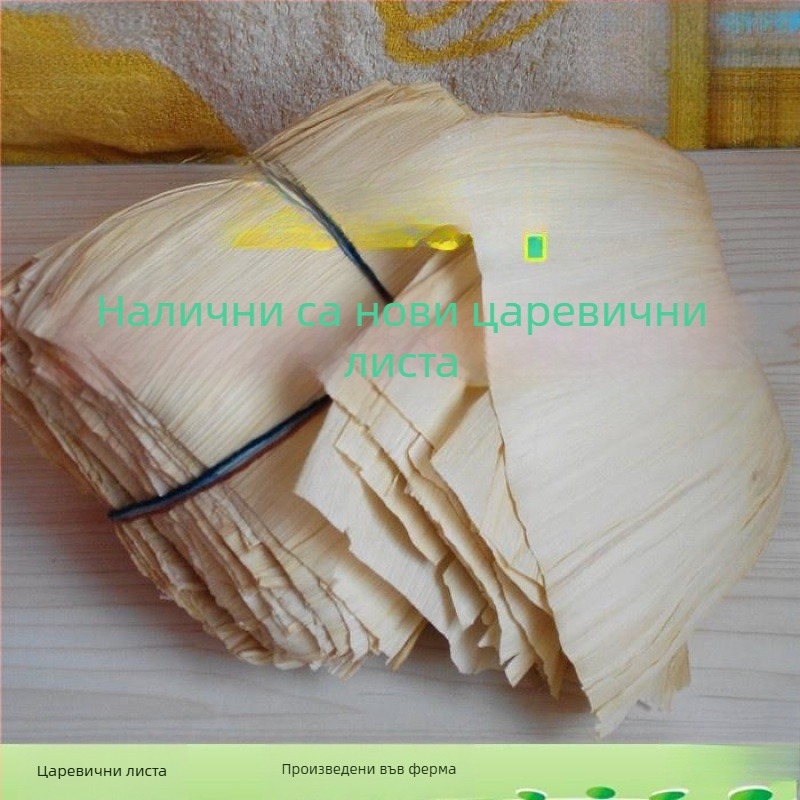 Дървена кошница за пара с царевични листа и обвивки