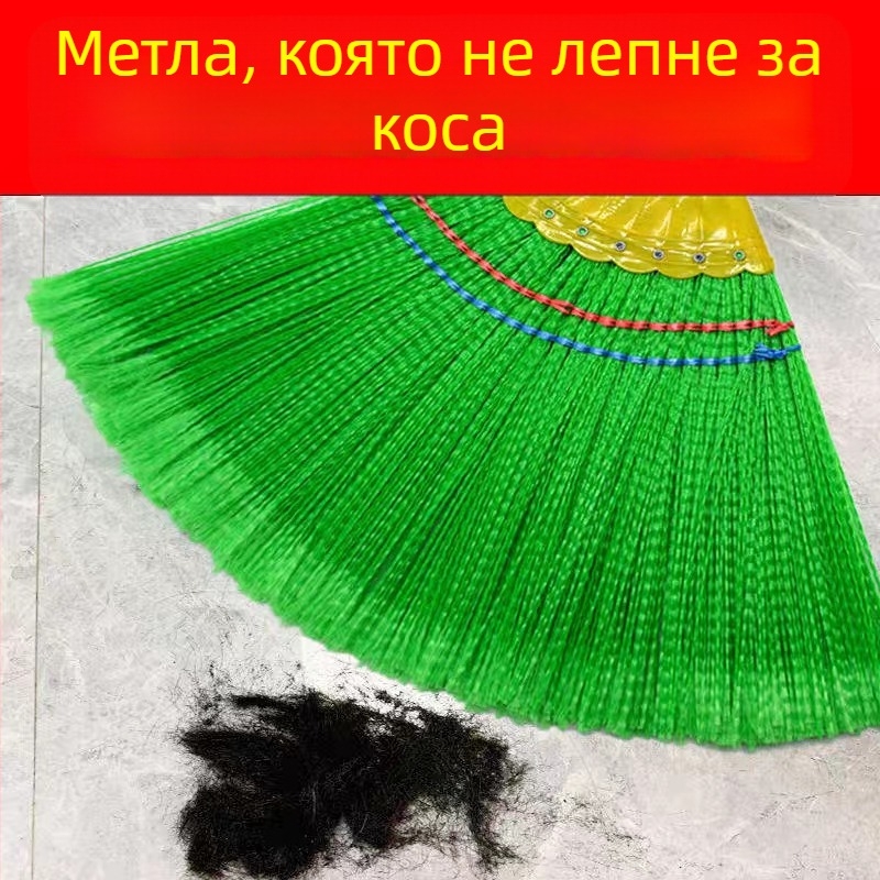 Издръжлива пластмасова метла с дълга дръжка и дървена ръкохватка; голям размер; косата не се придържа.