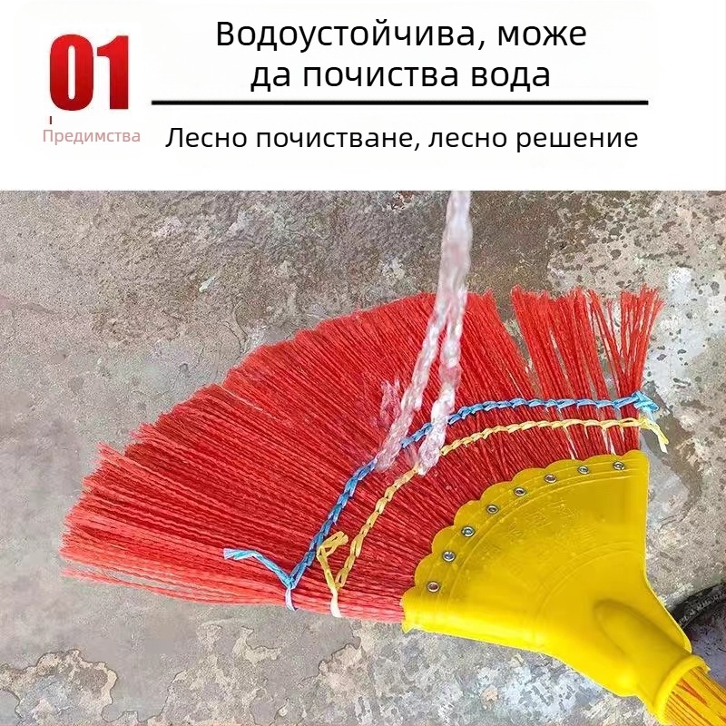 Издръжлива пластмасова метла с дълга дръжка и дървена ръкохватка; голям размер; косата не се придържа.