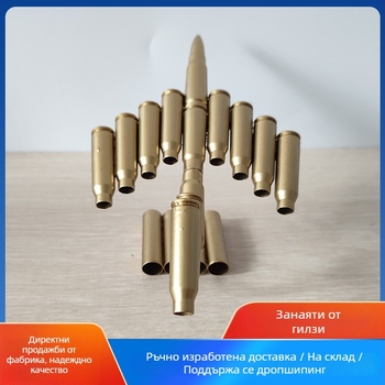 Изкуство от гилзи: заварена гилза във форма на самолет, модел за военна колекция и мемориал.