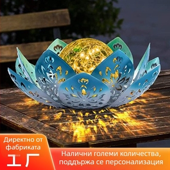Слънчево захранвани LED светлини с напукано ледено топче, водоустойчиви, за външно оформление на двор и градина, монтирани в тревна площ, метално художествено произведение.