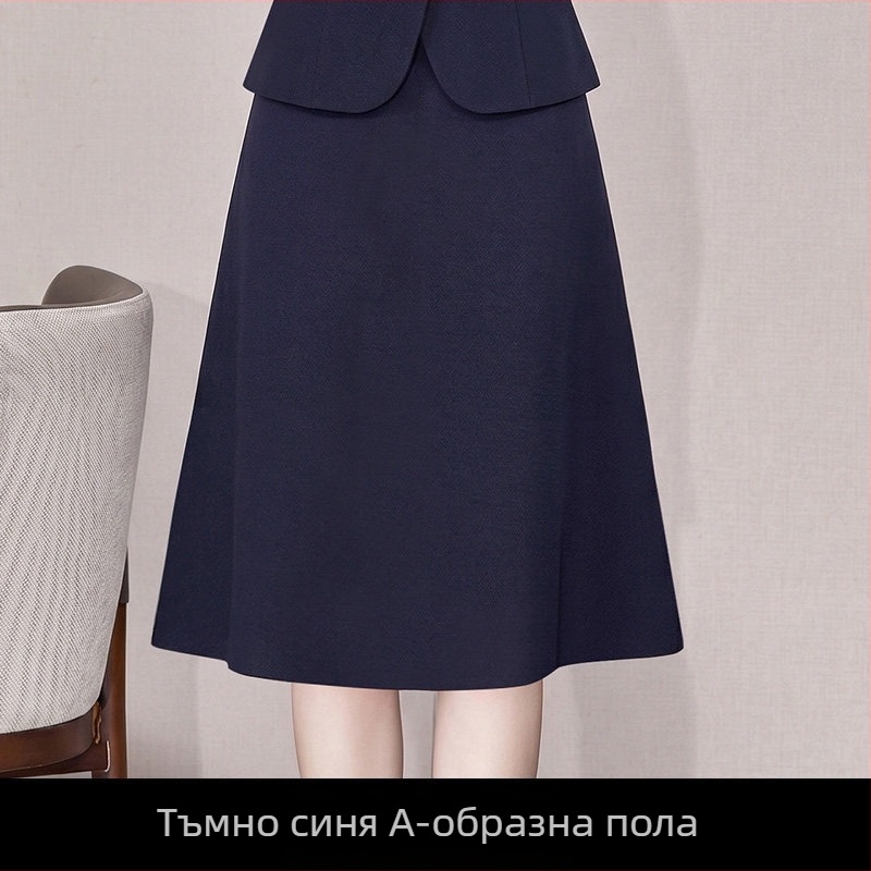 Женски костюм с къс ръкав в тъмносиньо за лятно офисно облекло, подходящ за интервюта и прием в бижутериен магазин.