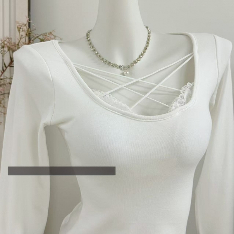 Pletitud puuvillane pikkade varrukatega T-särk U-kaelusega, kitsas lõige, ühestooniline muster, talv 2025