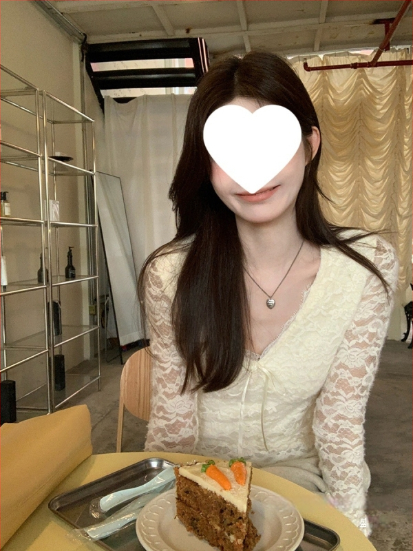 Naiste pitsiline V-kaelusega pikkade varrukatega T-särk tikandiga, viskoosi segu spandexi/nyloni seguga