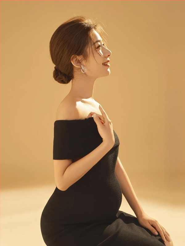 Rasedate trikootud kleit avatud õlgade ja lõhestusega – 20% puuvill, kõikidel aastaaegadel