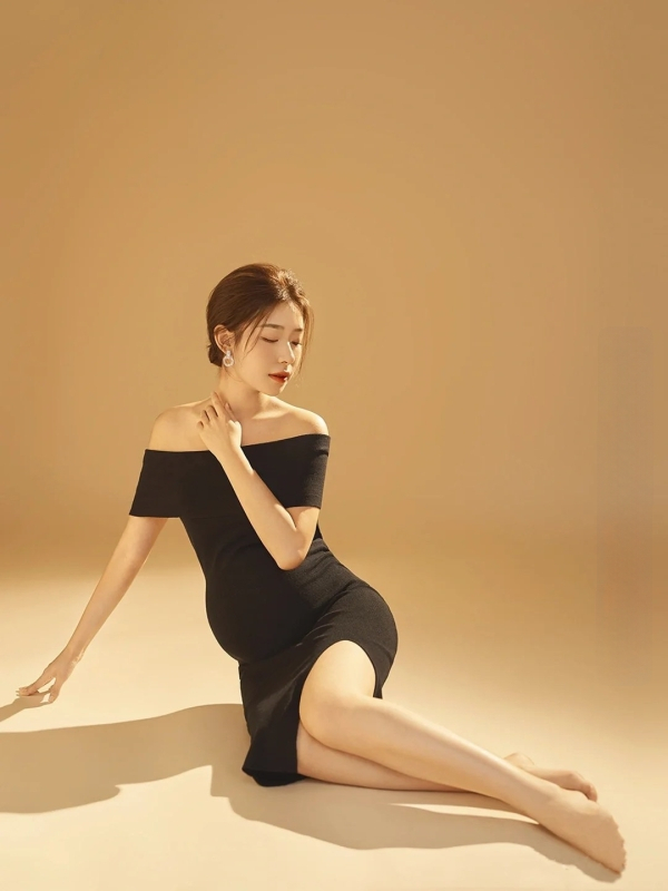 Rasedate trikootud kleit avatud õlgade ja lõhestusega – 20% puuvill, kõikidel aastaaegadel