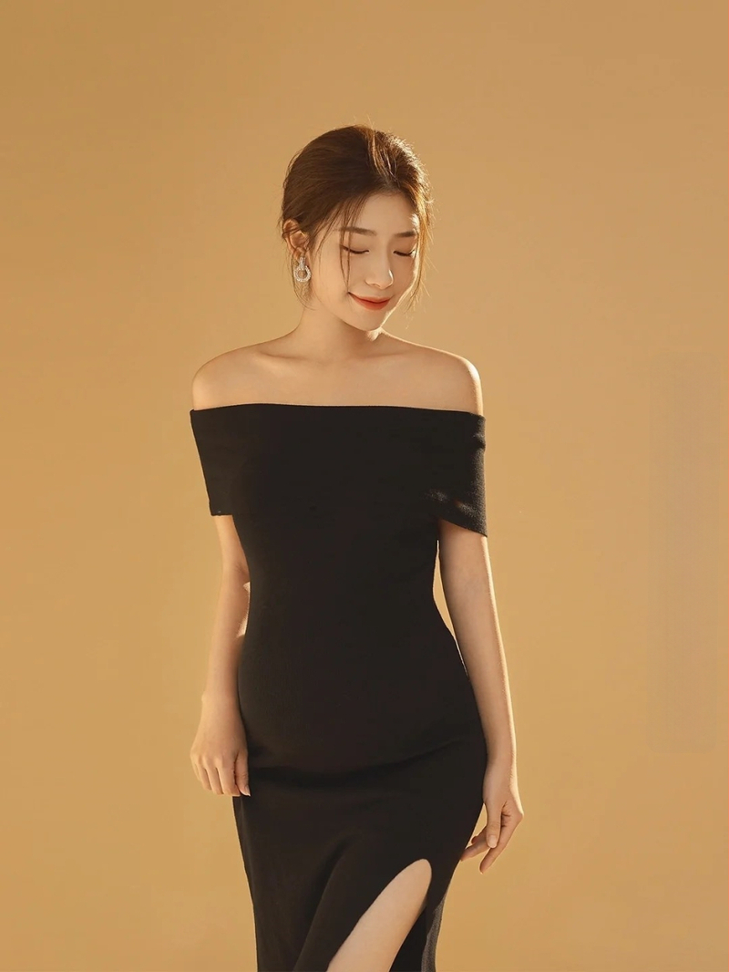 Rasedate trikootud kleit avatud õlgade ja lõhestusega – 20% puuvill, kõikidel aastaaegadel