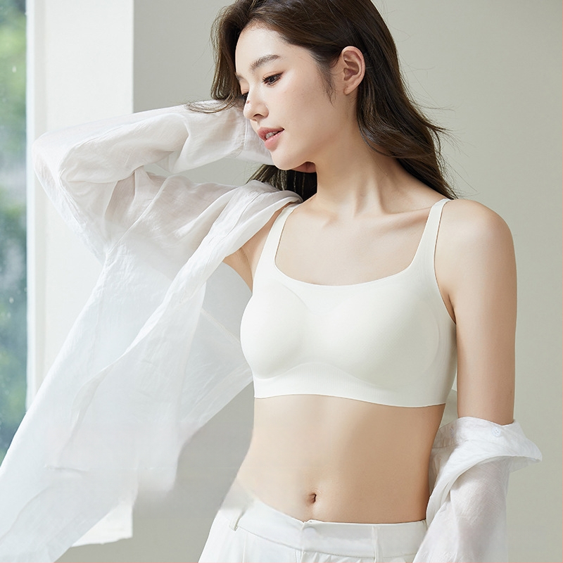 Nematoma bandeau liemenėlė su 3/4 puodelio, ploni putų puodeliai, nailonas/lycra audinys, fiksuotos dvigubos petnešos, užpakalinės trijų eilių kabliukų, nematoma parama jaunoms moterims