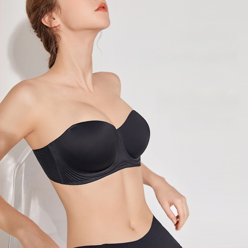 Rinnahoidja ilma õlgedeta, libisemisvastase voodriga, õhukesed vormitud tassid, selja taga kolm rida klõpse, riiete all nähtamatu