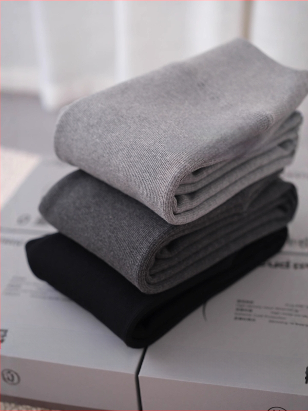 Üheks komplektiks puuvillased leggingid mikroelastsusega, 90–95% puuvill, spandeksi segu, vertikaalne triibude muster, tihe lõige keha kujundamiseks