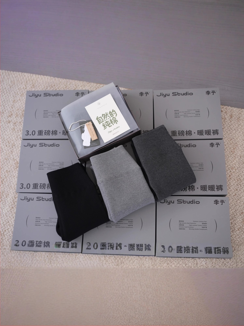 Üheks komplektiks puuvillased leggingid mikroelastsusega, 90–95% puuvill, spandeksi segu, vertikaalne triibude muster, tihe lõige keha kujundamiseks