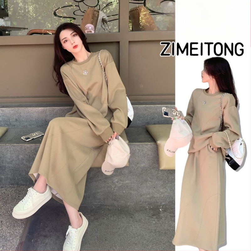 Sievišķīgs divdaļīgs svārku-kostīms ar džemperi, mini svārki, gūžas pārklājums, slaidinošs dizains (avju vilna, PVC, druka un krāsošana, 2025. gada pavasaris, Unique zīmols, Royal Sister stils)