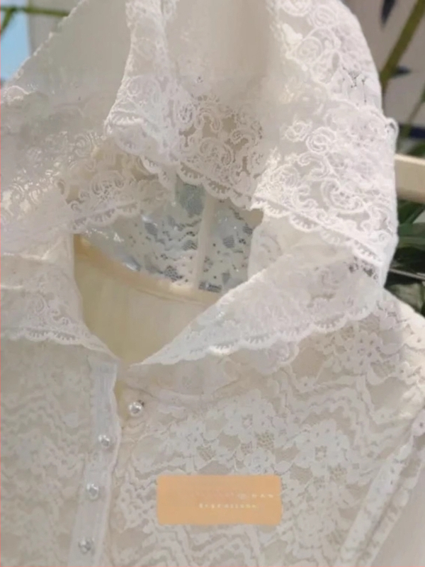 Top s kapuljom u francuskom stilu od čipke, s proreznim detaljima i čipkastim rubom, lagana slojevita donja bluza za proljeće i jesen, prikladan za sitnije tjelesne figure