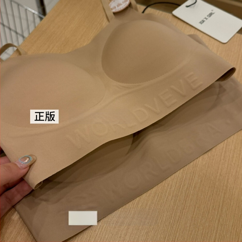 Nematomos belaidės liemenėlės su vidutiniškai formuotais medvilniniais kaušeliais, nailoniniu audiniu, fiksuotomis dvigubomis petnešomis